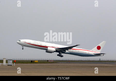 Tokyo, Giappone. 22 apr, 2019. In Giappone il nuovo piano del governo Boeing 777 portante il Primo Ministro Shinzo Abe e sua moglie Akie lascia il Tokyo International Airport a Parigi per un otto giorni di visita ai paesi Europei e Nordamericani il lunedì, 22 aprile 2019. Abe si recherà in Francia, Italia, Belgio, Slovacchia, Canada e Stati Uniti. Credito: Yoshio Tsunoda/AFLO/Alamy Live News Foto Stock