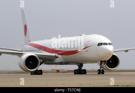 Tokyo, Giappone. 22 apr, 2019. In Giappone il nuovo piano del governo Boeing 777 portante il Primo Ministro Shinzo Abe e sua moglie Akie lascia il Tokyo International Airport a Parigi per un otto giorni di visita ai paesi Europei e Nordamericani il lunedì, 22 aprile 2019. Abe si recherà in Francia, Italia, Belgio, Slovacchia, Canada e Stati Uniti. Credito: Yoshio Tsunoda/AFLO/Alamy Live News Foto Stock