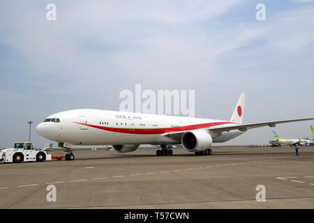 Tokyo, Giappone. 22 apr, 2019. In Giappone il nuovo piano del governo Boeing 777 portante il Primo Ministro Shinzo Abe e sua moglie Akie lascia il Tokyo International Airport a Parigi per un otto giorni di visita ai paesi Europei e Nordamericani il lunedì, 22 aprile 2019. Abe si recherà in Francia, Italia, Belgio, Slovacchia, Canada e Stati Uniti. Credito: Yoshio Tsunoda/AFLO/Alamy Live News Foto Stock
