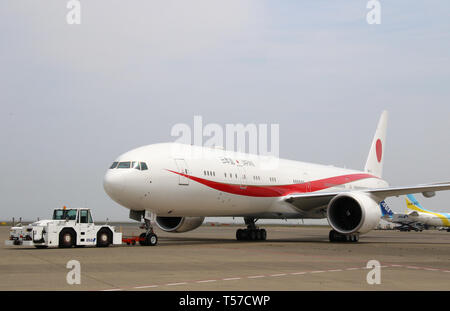 Tokyo, Giappone. 22 apr, 2019. In Giappone il nuovo piano del governo Boeing 777 portante il Primo Ministro Shinzo Abe e sua moglie Akie lascia il Tokyo International Airport a Parigi per un otto giorni di visita ai paesi Europei e Nordamericani il lunedì, 22 aprile 2019. Abe si recherà in Francia, Italia, Belgio, Slovacchia, Canada e Stati Uniti. Credito: Yoshio Tsunoda/AFLO/Alamy Live News Foto Stock