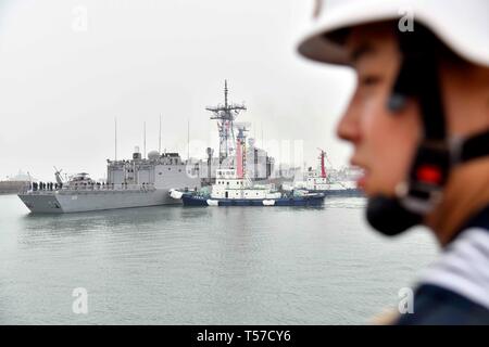 Pechino, Cina. 22 apr, 2019. Marina australiana del missile guidato fregata HMAS Melbourne arriva nella città di porto di Qingdao, Cina orientale della provincia di Shandong, aprile, 21, 2019, per unire navale multinazionale eventi per commemorare il settantesimo anniversario della fondazione del popolo cinese della Esercito di Liberazione (PLA) Marina. Gli eventi si terrà tra aprile 22 e 25 e una parata navale si terrà a Qingdao e nelle vicinanze di zone di mare e dello spazio aereo il 23 aprile. Credito: Guo Xulei/Xinhua/Alamy Live News Foto Stock