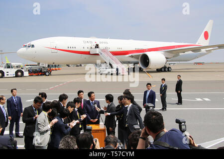 Tokyo, Giappone. 22 apr, 2019. Primo Ministro giapponese Shinzo Abe parla ai giornalisti prima che egli lasci il Tokyo International Airport di Parigi con il nuovo piano del governo Boeing 777 per otto giorni di visita ai paesi Europei e Nordamericani il lunedì, 22 aprile 2019. Abe si recherà in Francia, Italia, Belgio, Slovacchia, Canada e Stati Uniti. Credito: Yoshio Tsunoda/AFLO/Alamy Live News Foto Stock