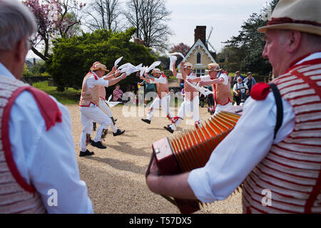 Thaxted Essex REGNO UNITO. 22 apr, 2019. Tradizionale di Pasqua lunedì festivo Morris Dancing in Thaxted Chiesa cantiere. Thaxted Morris in bianco e rosso lungo con lato guest Devils Dyke Morris lato dal Cambridgeshire intrattenere la folla in sopring sunshine. Credito: BRIAN HARRIS/Alamy Live News Foto Stock