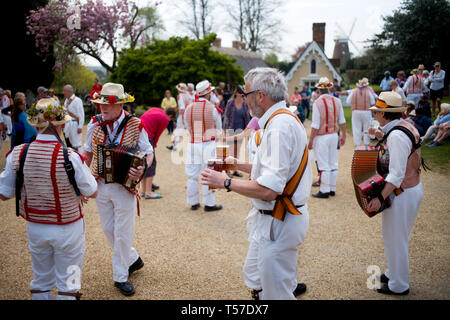 Thaxted Essex REGNO UNITO. 22 apr, 2019. Tradizionale di Pasqua lunedì festivo Morris Dancing in Thaxted Chiesa cantiere. Thaxted Morris in bianco e rosso lungo con lato guest Devils Dyke Morris lato dal Cambridgeshire intrattenere la folla in sopring sunshine. Credito: BRIAN HARRIS/Alamy Live News Foto Stock