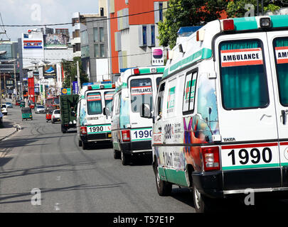 (190422) -- Pechino, 22 aprile 2019 (Xinhua) -- Mostra fotografica di ambulanze sulla strada dopo di blasti in Colombo, Sri Lanka, 21 aprile 2019. (Xinhua) Foto Stock