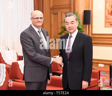 Pechino, Cina. 22 apr, 2019. Cinese il consigliere di Stato e Ministro degli Esteri Wang Yi (R) soddisfa con degli Esteri indiano Vijay Segretario Keshav Gokhale a Pechino Capitale della Cina, 22 aprile 2019. Credito: Shen Hong/Xinhua/Alamy Live News Foto Stock