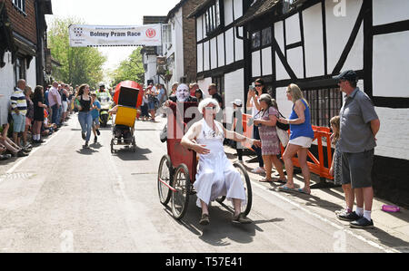 Bolney Sussex, Regno Unito. 22 apr, 2019. I concorrenti prendere parte all'annuale Bolney Pram gara nelle calde giornate di sole . Le corse annuali di inizio e fine in otto campane Pub nel villaggio ogni Pasqua lunedì festivo Credito: Simon Dack/Alamy Live News Foto Stock