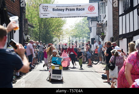 Bolney Sussex, Regno Unito. 22 apr, 2019. I concorrenti prendere parte all'annuale Bolney Pram gara nelle calde giornate di sole . Le corse annuali di inizio e fine in otto campane Pub nel villaggio ogni Pasqua lunedì festivo Credito: Simon Dack/Alamy Live News Foto Stock