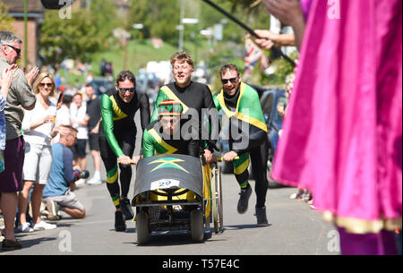 Bolney Sussex, Regno Unito. 22 apr, 2019. I concorrenti prendere parte all'annuale Bolney Pram gara nelle calde giornate di sole . Le corse annuali di inizio e fine in otto campane Pub nel villaggio ogni Pasqua lunedì festivo Credito: Simon Dack/Alamy Live News Foto Stock