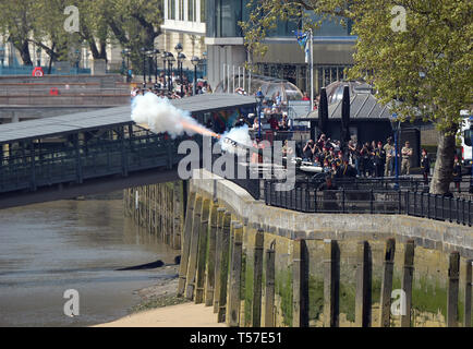 Londra, Regno Unito. 22 apr, 2019. Torre di Londra il 22 aprile 2019. Pistola commemorativa omaggio per il 93Compleanno di Sua Maestà la Regina Elisabetta. Il 62 round omaggio a 1pm si è tenuto il lunedì festivo come nessun saluta in avvenire di domenica, la data effettiva del Queens compleanno Credito: MARTIN DALTON/Alamy Live News Foto Stock