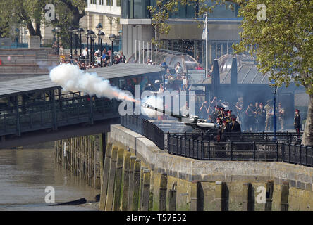 Londra, Regno Unito. 22 apr, 2019. Torre di Londra il 22 aprile 2019. Pistola commemorativa omaggio per il 93Compleanno di Sua Maestà la Regina Elisabetta. Il 62 round omaggio a 1pm si è tenuto il lunedì festivo come nessun saluta in avvenire di domenica, la data effettiva del Queens compleanno Credito: MARTIN DALTON/Alamy Live News Foto Stock
