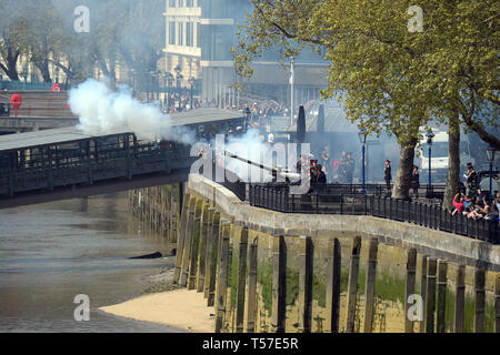 Londra, Regno Unito. 22 apr, 2019. Torre di Londra il 22 aprile 2019. Pistola commemorativa omaggio per il 93Compleanno di Sua Maestà la Regina Elisabetta. Il 62 round omaggio a 1pm si è tenuto il lunedì festivo come nessun saluta in avvenire di domenica, la data effettiva del Queens compleanno Credito: MARTIN DALTON/Alamy Live News Foto Stock