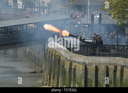 Londra, Regno Unito. 22 apr, 2019. Torre di Londra il 22 aprile 2019. Pistola commemorativa omaggio per il 93Compleanno di Sua Maestà la Regina Elisabetta. Il 62 round omaggio a 1pm si è tenuto il lunedì festivo come nessun saluta in avvenire di domenica, la data effettiva del Queens compleanno Credito: MARTIN DALTON/Alamy Live News Foto Stock