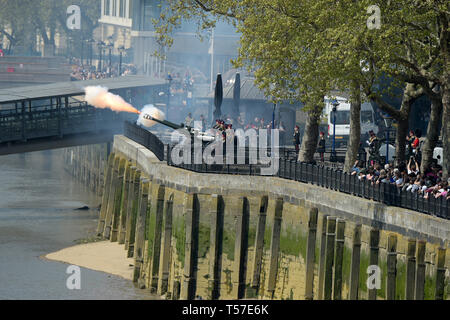 Londra, Regno Unito. 22 apr, 2019. Torre di Londra il 22 aprile 2019. Pistola commemorativa omaggio per il 93Compleanno di Sua Maestà la Regina Elisabetta. Il 62 round omaggio a 1pm si è tenuto il lunedì festivo come nessun saluta in avvenire di domenica, la data effettiva del Queens compleanno Credito: MARTIN DALTON/Alamy Live News Foto Stock