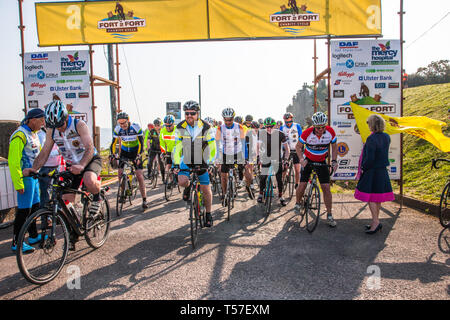 Crosshaven, County Cork, Irlanda. Il 22 aprile, 2019. /Piloti l'impostazione off presso la linea di partenza del Fort 2 Fort carità ciclo a Camden Fort Meagher Crosshaven Co. Tappo di sughero. Il ciclo è di aiutare a raccogliere fondi per la Misericordia University Hospital Foundation, quattro città di Cork e la contea di Lions Clubs e Camden Fort Meagher restauro. Credito: David Creedon/Alamy Live News Foto Stock