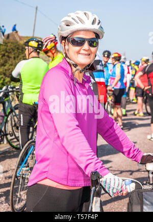 Crosshaven, County Cork, Irlanda. Il 22 aprile, 2019. /Genie O'Sullivan, Cork City presso la linea di partenza del Fort 2 Fort carità ciclo a Camden Fort Meagher Crosshaven Co. Tappo di sughero. Il ciclo è di aiutare a raccogliere fondi per la Misericordia University Hospital Foundation, quattro città di Cork e la contea di Lions Clubs e Camden Fort Meagher restauro. Credito: David Creedon/Alamy Live News Foto Stock