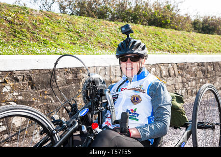 Crosshaven, County Cork, Irlanda. Il 22 aprile, 2019. /Chris Slavin da Danvers, Massachusetts presso la linea di partenza del Fort 2 Fort carità ciclo a Camden Fort Meagher Crosshaven Co. Tappo di sughero. Il ciclo è di aiutare a raccogliere fondi per la Misericordia University Hospital Foundation, quattro città di Cork e la contea di Lions Clubs e Camden Fort Meagher restauro. Credito: David Creedon/Alamy Live News Foto Stock