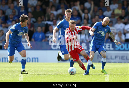 Peterborough, Regno Unito. 22 apr, 2019. Marcus Maddison di Peterborough Regno e Aidan McGeady di Sunderland durante la scommessa del Cielo lega 1 corrispondenza tra Peterborough e Sunderland a London Road, Peterborough. (Credit: Chris Booth | MI News) solo uso editoriale, è richiesta una licenza per uso commerciale. Nessun uso in scommesse, giochi o un singolo giocatore/club/league pubblicazioni. La fotografia può essere utilizzata solo per il giornale e/o rivista scopi editoriali. Credito: MI News & Sport /Alamy Live News Foto Stock