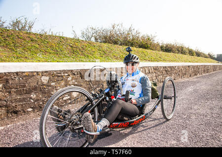 Crosshaven, County Cork, Irlanda. Il 22 aprile, 2019. /Chris Slavin da Danvers, Massachusetts presso la linea di partenza del Fort 2 Fort carità ciclo a Camden Fort Meagher Crosshaven Co. Tappo di sughero. Il ciclo è di aiutare a raccogliere fondi per la Misericordia University Hospital Foundation, quattro città di Cork e la contea di Lions Clubs e Camden Fort Meagher restauro. Credito: David Creedon/Alamy Live News Foto Stock