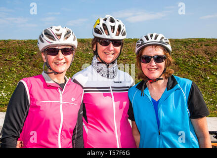 Crosshaven, County Cork, Irlanda. Il 22 aprile, 2019. /Kath O' Regan, Ann Kelleher e Deirdre Hillard da Cobh presso la linea di partenza del Fort 2 Fort carità ciclo a Camden Fort Meagher Crosshaven Co. Tappo di sughero. Il ciclo è di aiutare a raccogliere fondi per la Misericordia University Hospital Foundation, quattro città di Cork e la contea di Lions Clubs e Camden Fort Meagher restauro. Credito: David Creedon/Alamy Live News Foto Stock