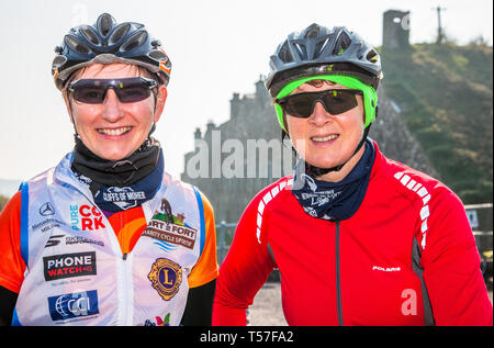 Crosshaven, County Cork, Irlanda. Il 22 aprile, 2019. /Ann Keane, Inniscarra e Ann Cashman, Killarney presso la linea di partenza del Fort 2 Fort carità ciclo a Camden Fort Meagher Crosshaven Co. Tappo di sughero. Il ciclo è di aiutare a raccogliere fondi per la Misericordia University Hospital Foundation, quattro città di Cork e la contea di Lions Clubs e Camden Fort Meagher restauro. Credito: David Creedon/Alamy Live News Foto Stock