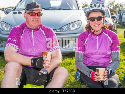 Crosshaven, County Cork, Irlanda. Il 22 aprile, 2019. /Michael Carrington, la città di Cork e Maria Gurrie, Dublino alla linea di partenza della Fort 2 Fort carità ciclo a Camden Fort Meagher Crosshaven Co. Tappo di sughero. Il ciclo è di aiutare a raccogliere fondi per la Misericordia University Hospital Foundation, quattro città di Cork e la contea di Lions Clubs e Camden Fort Meagher restauro. Credito: David Creedon/Alamy Live News Foto Stock