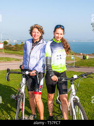 Crosshaven, County Cork, Irlanda. Il 22 aprile, 2019. /Lena Pujade e Heike Dornig da Blackrock presso la linea di partenza del Fort 2 Fort carità ciclo a Camden Fort Meagher Crosshaven Co. Tappo di sughero. Il ciclo è di aiutare a raccogliere fondi per la Misericordia University Hospital Foundation, quattro città di Cork e la contea di Lions Clubs e Camden Fort Meagher restauro. Credito: David Creedon/Alamy Live News Foto Stock