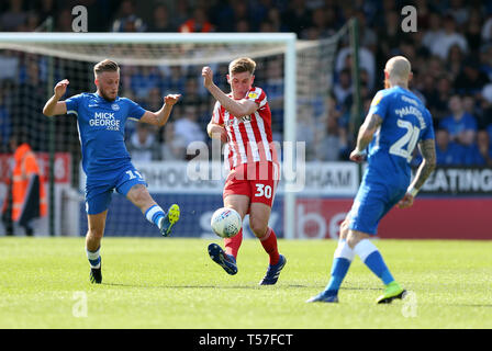 Peterborough, Regno Unito. 22 apr, 2019. George Cooper di Peterborough Regno e Jimmy Dunne di Sunderland durante la scommessa del Cielo lega 1 corrispondenza tra Peterborough e Sunderland a London Road, Peterborough. (Credit: Chris Booth | MI News) solo uso editoriale, è richiesta una licenza per uso commerciale. Nessun uso in scommesse, giochi o un singolo giocatore/club/league pubblicazioni. La fotografia può essere utilizzata solo per il giornale e/o rivista scopi editoriali. Credito: MI News & Sport /Alamy Live News Foto Stock