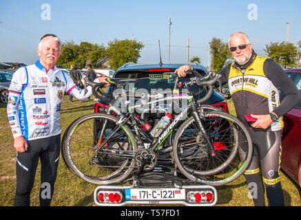 Crosshaven, County Cork, Irlanda. Il 22 aprile, 2019. /Paddy Horgan, Cobh e Richard White, Glanmire presso la linea di partenza del Fort 2 Fort carità ciclo a Camden Fort Meagher Crosshaven Co. Tappo di sughero. Il ciclo è di aiutare a raccogliere fondi per la Misericordia University Hospital Foundation, quattro città di Cork e la contea di Lions Clubs e Camden Fort Meagher restauro. Credito: David Creedon/Alamy Live News Foto Stock