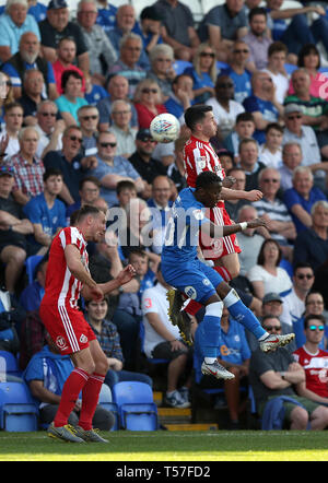 Peterborough, Regno Unito. 22 apr, 2019. Siriki Dembele di Peterborough Regno e George Honeyman di Sunderland durante la scommessa del Cielo lega 1 corrispondenza tra Peterborough e Sunderland a London Road, Peterborough. (Credit: Chris Booth | MI News) solo uso editoriale, è richiesta una licenza per uso commerciale. Nessun uso in scommesse, giochi o un singolo giocatore/club/league pubblicazioni. La fotografia può essere utilizzata solo per il giornale e/o rivista scopi editoriali. Credito: MI News & Sport /Alamy Live News Foto Stock