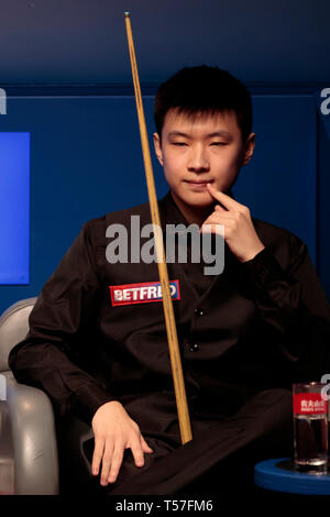 Sheffield. 22 apr, 2019. Cina Zhao Xintong guarda su durante il primo giro prima sessione con l'Inghilterra del Mark Selby al World Snooker Championship 2019 di Sheffield, Gran Bretagna il 22 aprile 2019. Credito: Jon Super/Xinhua/Alamy Live News Foto Stock