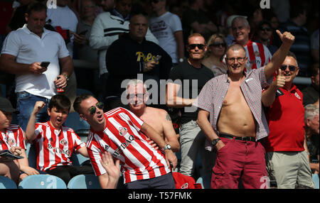 Peterborough, Regno Unito. 22 apr, 2019. Sunderland tifosi durante il cielo scommettere League 1 match tra Peterborough e Sunderland a London Road, Peterborough. (Credit: Chris Booth | MI News) solo uso editoriale, è richiesta una licenza per uso commerciale. Nessun uso in scommesse, giochi o un singolo giocatore/club/league pubblicazioni. La fotografia può essere utilizzata solo per il giornale e/o rivista scopi editoriali. Credito: MI News & Sport /Alamy Live News Foto Stock