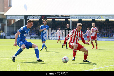 Peterborough, Regno Unito. 22 apr, 2019. Josh Cavaliere di Peterborough Regno e Aidan McGeady di Sunderland durante la scommessa del Cielo lega 1 corrispondenza tra Peterborough e Sunderland a London Road, Peterborough. (Credit: Chris Booth | MI News) solo uso editoriale, è richiesta una licenza per uso commerciale. Nessun uso in scommesse, giochi o un singolo giocatore/club/league pubblicazioni. La fotografia può essere utilizzata solo per il giornale e/o rivista scopi editoriali. Credito: MI News & Sport /Alamy Live News Foto Stock