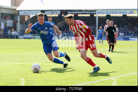 Peterborough, Regno Unito. 22 apr, 2019. Josh Cavaliere di Peterborough Regno e Aidan McGeady di Sunderland durante la scommessa del Cielo lega 1 corrispondenza tra Peterborough e Sunderland a London Road, Peterborough. (Credit: Chris Booth | MI News) solo uso editoriale, è richiesta una licenza per uso commerciale. Nessun uso in scommesse, giochi o un singolo giocatore/club/league pubblicazioni. La fotografia può essere utilizzata solo per il giornale e/o rivista scopi editoriali. Credito: MI News & Sport /Alamy Live News Foto Stock