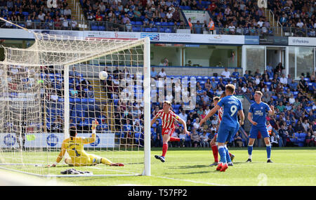 Peterborough, Regno Unito. 22 apr, 2019. Aaron Chapman di Peterborough Regno fa un salvataggio durante la scommessa del Cielo lega 1 corrispondenza tra Peterborough e Sunderland a London Road, Peterborough. (Credit: Chris Booth | MI News) solo uso editoriale, è richiesta una licenza per uso commerciale. Nessun uso in scommesse, giochi o un singolo giocatore/club/league pubblicazioni. La fotografia può essere utilizzata solo per il giornale e/o rivista scopi editoriali. Credito: MI News & Sport /Alamy Live News Foto Stock