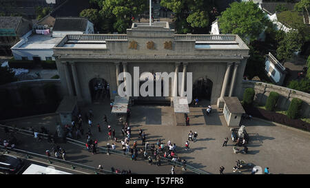 Nanjing. Xix Apr, 2019. Foto aerea adottate il 19 aprile 2019 illustra il punto di vista del "Palazzo presidenziale' in Nanjing, a est della capitale cinese della provincia di Jiangsu. Credito: Ji Chunpeng/Xinhua/Alamy Live News Foto Stock