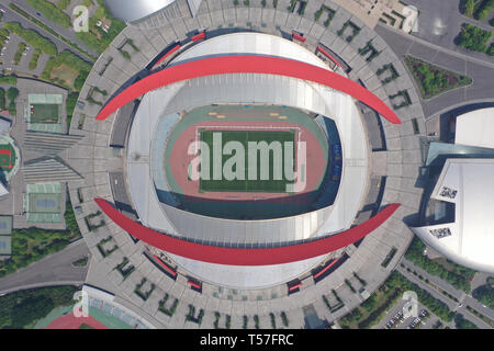 Nanjing. Xix Apr, 2019. Foto aerea adottate il 19 aprile 2019 illustra la vista di uno stadio in Nanjing Olympic Centre in Nanjing, a est della capitale cinese della provincia di Jiangsu. Credito: Li Bo/Xinhua/Alamy Live News Foto Stock