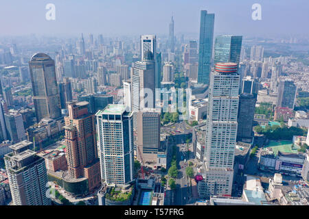 Nanjing. Xix Apr, 2019. Foto aerea adottate il 19 aprile 2019 illustra la vista di Xinjiekou in Nanjing, a est della capitale cinese della provincia di Jiangsu. Credito: Li Bo/Xinhua/Alamy Live News Foto Stock