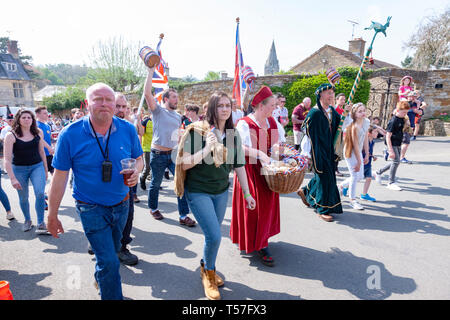 Hallaton, Leicestershire. Il 22 aprile 2019. Torta di Lepre & Scramble bottiglia calci, si tratta di una antica usanza in due parti distinte. La prima è una processione, i cesti del pane e della omonima torta lepre (ritiene essere la carne macinata in questi giorni), una volta presso la chiesa di gate, la torta è beata e distribuiti alle folle e la seconda è una massa "partita di baseball" ha suonato con piccoli fusti di legno chiamato bottiglie tra i villaggi di Hallaton e Melbourne. Credito: Keith J Smith./Alamy Live News Foto Stock