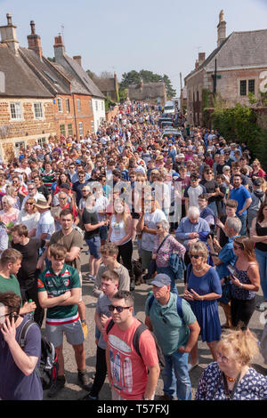 Hallaton, Leicestershire. Il 22 aprile 2019. Torta di Lepre & Scramble bottiglia calci, si tratta di una antica usanza in due parti distinte. La prima è una processione, i cesti del pane e della omonima torta lepre (ritiene essere la carne macinata in questi giorni), una volta presso la chiesa di gate, la torta è beata e distribuiti alle folle e la seconda è una massa "partita di baseball" ha suonato con piccoli fusti di legno chiamato bottiglie tra i villaggi di Hallaton e Melbourne. Credito: Keith J Smith./Alamy Live News Foto Stock