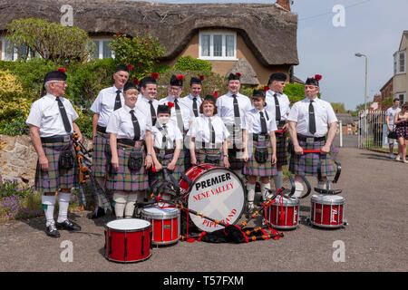 Hallaton, Leicestershire. Il 22 aprile 2019. Torta di Lepre & Scramble bottiglia calci, si tratta di una antica usanza in due parti distinte. La prima è una processione, i cesti del pane e della omonima torta lepre (ritiene essere la carne macinata in questi giorni), una volta presso la chiesa di gate, la torta è beata e distribuiti alle folle e la seconda è una massa "partita di baseball" ha suonato con piccoli fusti di legno chiamato bottiglie tra i villaggi di Hallaton e Melbourne. Credito: Keith J Smith./Alamy Live News Foto Stock