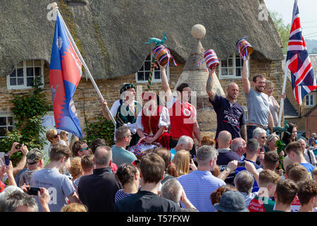 Hallaton, Leicestershire. Il 22 aprile 2019. Torta di Lepre & Scramble bottiglia calci, si tratta di una antica usanza in due parti distinte. La prima è una processione, i cesti del pane e della omonima torta lepre (ritiene essere la carne macinata in questi giorni), una volta presso la chiesa di gate, la torta è beata e distribuiti alle folle e la seconda è una massa "partita di baseball" ha suonato con piccoli fusti di legno chiamato bottiglie tra i villaggi di Hallaton e Melbourne. Credito: Keith J Smith./Alamy Live News Foto Stock