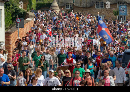 Hallaton, Leicestershire. Il 22 aprile 2019. Torta di Lepre & Scramble bottiglia calci, si tratta di una antica usanza in due parti distinte. La prima è una processione, i cesti del pane e della omonima torta lepre (ritiene essere la carne macinata in questi giorni), una volta presso la chiesa di gate, la torta è beata e distribuiti alle folle e la seconda è una massa "partita di baseball" ha suonato con piccoli fusti di legno chiamato bottiglie tra i villaggi di Hallaton e Melbourne. Credito: Keith J Smith./Alamy Live News Foto Stock