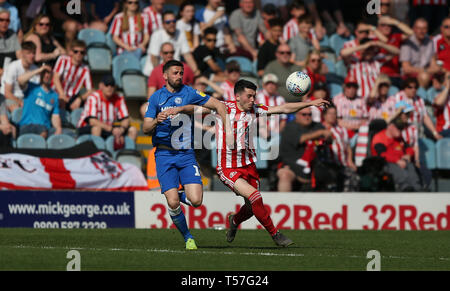 Peterborough, Regno Unito. 22 apr, 2019. Daniel Lafferty di Peterborough Regno e Morgan Lewis di Sunderland durante la scommessa del Cielo lega 1 corrispondenza tra Peterborough e Sunderland a London Road, Peterborough. (Credit: Chris Booth | MI News) solo uso editoriale, è richiesta una licenza per uso commerciale. Nessun uso in scommesse, giochi o un singolo giocatore/club/league pubblicazioni. La fotografia può essere utilizzata solo per il giornale e/o rivista scopi editoriali. Credito: MI News & Sport /Alamy Live News Foto Stock