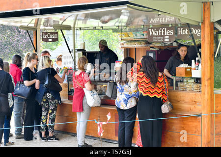 Londra, Regno Unito. Il 22 aprile, 2019. I turisti prendere il sole, alimentazione di uccelli e mangiare gelato presso il Royal Park a Londra il 22 aprile 2019. Credito: Picture Capital/Alamy Live News Foto Stock