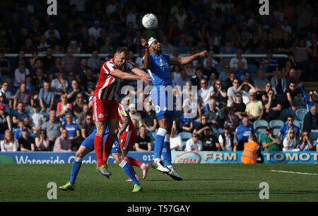 Peterborough, Regno Unito. 22 apr, 2019. Rhys Bennett di Peterborough Regno e Charlie Wyke di Sunderland durante la scommessa del Cielo lega 1 corrispondenza tra Peterborough e Sunderland a London Road, Peterborough. (Credit: Chris Booth | MI News) solo uso editoriale, è richiesta una licenza per uso commerciale. Nessun uso in scommesse, giochi o un singolo giocatore/club/league pubblicazioni. La fotografia può essere utilizzata solo per il giornale e/o rivista scopi editoriali. Credito: MI News & Sport /Alamy Live News Foto Stock