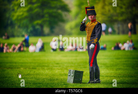 Londra, Regno Unito. Il 22 aprile, 2019. Il Re della truppa Royal cavallo artiglieria una pistola 41 Royal Salutate in Hyde Park per Sua Maestà la Regina 93compleanno da sei Prima Guerra Mondiale 13 pounder cannoni. Sebbene HM Queen's 93compleanno cade la Domenica di Pasqua, 21 aprile, in armonia con la tradizione dove saluta la pistola non sono mai sparato su una domenica, il Compleanno Salute è eseguito il lunedì di Pasqua. Credito: Malcolm Park/Alamy Live News. Foto Stock