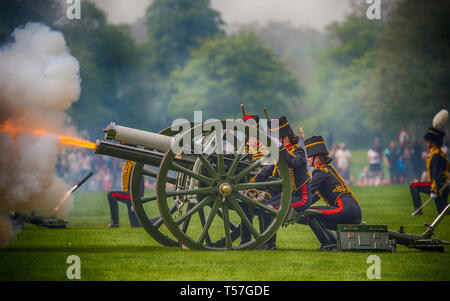 Londra, Regno Unito. Il 22 aprile, 2019. Il Re della truppa Royal cavallo artiglieria una pistola 41 Royal Salutate in Hyde Park per Sua Maestà la Regina 93compleanno da sei Prima Guerra Mondiale 13 pounder cannoni. Sebbene HM Queen's 93compleanno cade la Domenica di Pasqua, 21 aprile, in armonia con la tradizione dove saluta la pistola non sono mai sparato su una domenica, il Compleanno Salute è eseguito il lunedì di Pasqua. Credito: Malcolm Park/Alamy Live News. Foto Stock