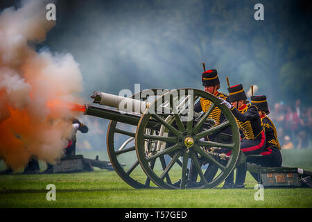 Londra, Regno Unito. Il 22 aprile, 2019. Il Re della truppa Royal cavallo artiglieria una pistola 41 Royal Salutate in Hyde Park per Sua Maestà la Regina 93compleanno da sei Prima Guerra Mondiale 13 pounder cannoni. Sebbene HM Queen's 93compleanno cade la Domenica di Pasqua, 21 aprile, in armonia con la tradizione dove saluta la pistola non sono mai sparato su una domenica, il Compleanno Salute è eseguito il lunedì di Pasqua. Credito: Malcolm Park/Alamy Live News. Foto Stock