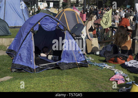 London, Greater London, Regno Unito. Xx Apr, 2019. Un attivista visto dormire nella sua tenda da campeggio al Marble Arch durante la protesta.Il cambiamento climatico attivisti dalla ribellione di estinzione si accamparono a Marble Arch, in centro a Londra dove tutte le loro attività come la musica, illustrazioni e le classi sono in atto da, dopo gli ufficiali di polizia siti cancellati presso la Oxford Circus, Waterloo Bridge e Piazza del Parlamento dalla ribellione di estinzione contestatori. Estinzione della ribellione esige il governo per azioni dirette sul clima e di ridurre a zero le emissioni di carbonio nel 2025 e anche il p Foto Stock